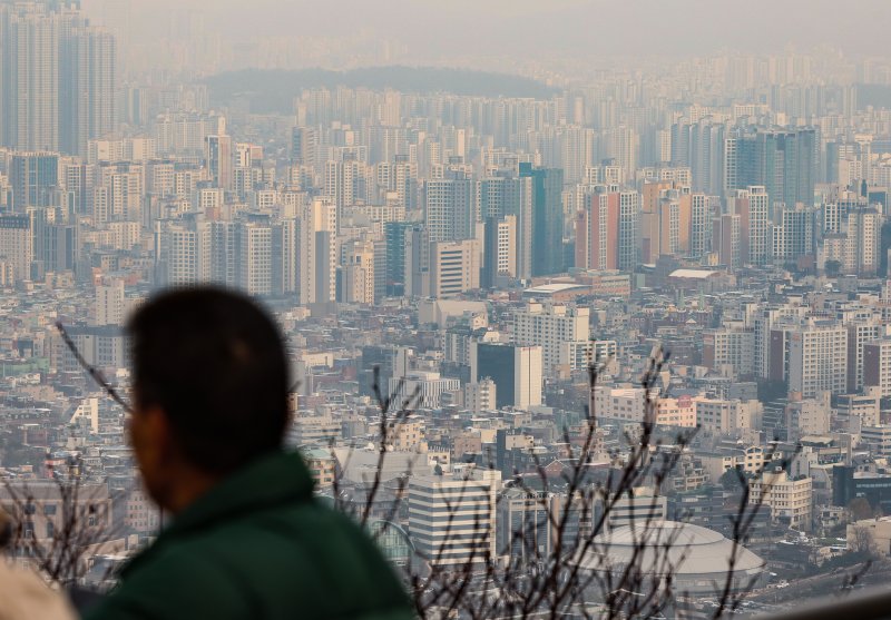 지난 1일 서울 남산에서 아파트 밀집지역이 보이고 있다. 사진=뉴시스