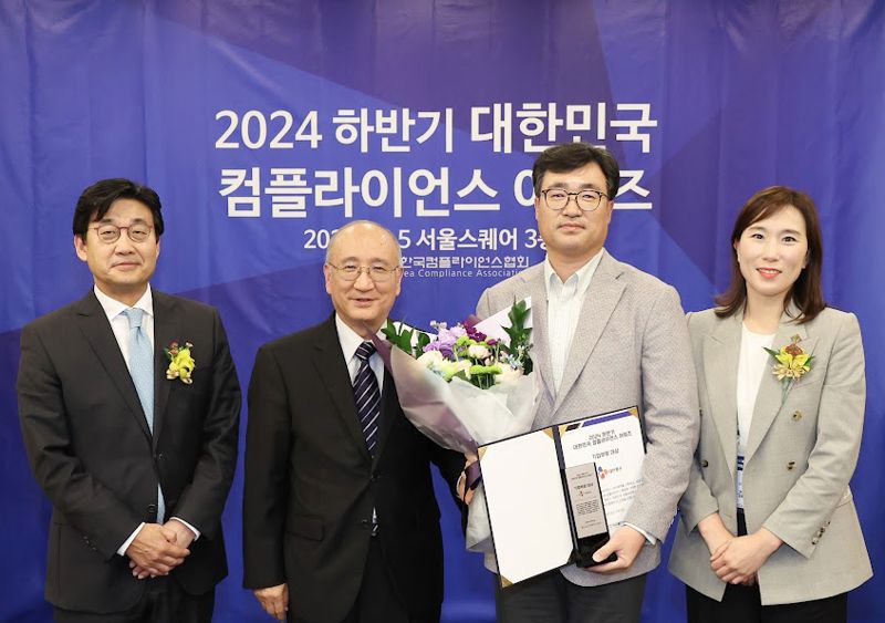 5일 서울시 중구 서울스퀘어에서 열린 2024 하반기 대한민국 컴플라이언스 어워즈에 참석한 장윤석 CJ대한통운 법무실장(오른쪽에서 두번째)이 기념촬영을 하고 있다. CJ대한통운 제공