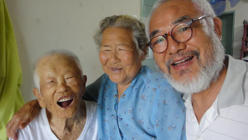 소록도에서 만난 김기현·김복화 부부와 필자(맨오른쪽). 전경수 교수 제공