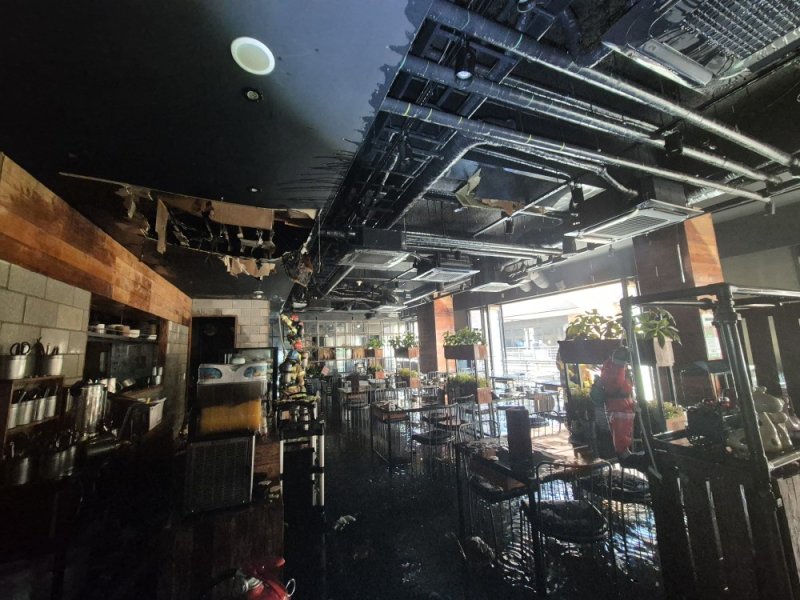 [성남=뉴시스] 6일 낮 12시26분께 18층짜리 아브뉴프랑 판교 건물 2층 식당 내부에 불이 났다. (사진=경기도소방재난 본부 제공) 2024.12.06. photo@newsis.com *재판매 및 DB 금지