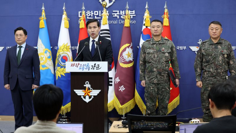 김선호 국방부 장관 직무대행이 6일 서울 용산구 국방부에서 2차 비상계엄 의혹 등 관련 입장을 밝히고 있다. 사진=뉴시스