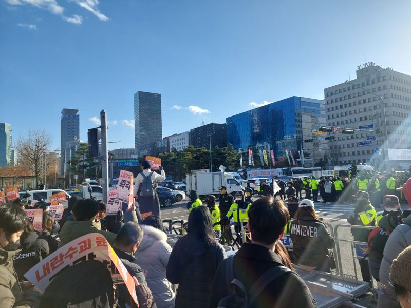 6일 경찰이 국회 정문 앞에서 울타리를 치고 국회 출입을 막고 있다. 사진=정경수 기자