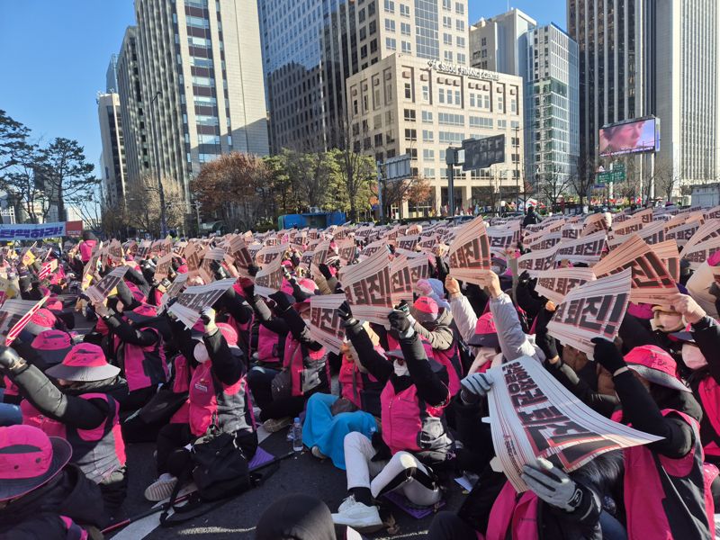 6일 서울 종로구 동화면세점 앞에서 전국학교비정규직노동조합이 '총파업 결의대회'를 개최하고 '윤석열정권 퇴진' 피켓을 들어보이고 있다. 사진=장유하 기자