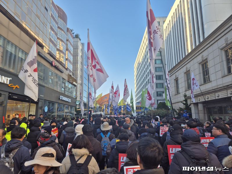 6일 오후 서울 영등포구 국민의힘 중앙당사 앞에서 민주노총 관계자들이 윤석열 대통령의 퇴진을 촉구하며 기자회견을 열고 있다. 사진=김동규 기자