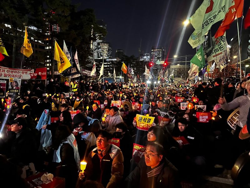 6일 서울 여의도 국회 앞에서 윤석열 대통령 퇴진을 촉구하는 집회가 열리고 있다. 사진=정경수 기자