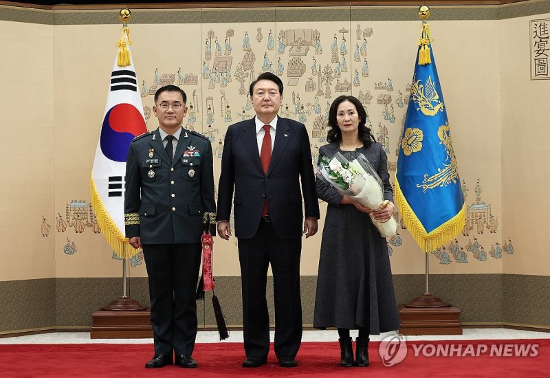 윤석열 대통령(가운데)과 여인형 국군방첩사령관(왼쪽 첫번째). 사진=연합뉴스