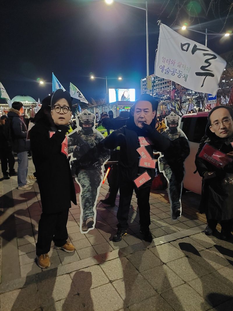 6일 오후 서울 영등포구 여의도 국회의사당 인근에서 시민들이 윤석열 대통령과 한동훈 국민의힘 대표의 가면을 쓰고 집회에 나서고 있다./사진=정경수 기자