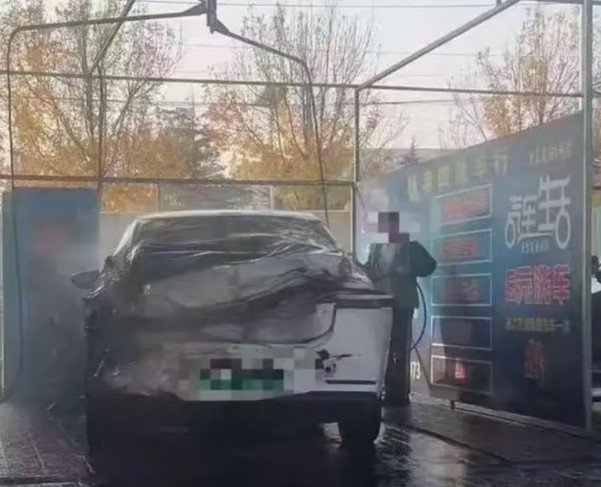 [서울=뉴시스] 세차를 하는 모습. (사진=SCMP) *재판매 및 DB 금지