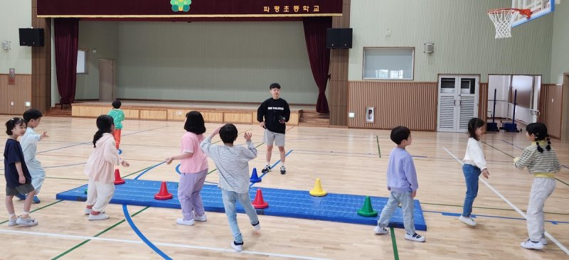 경기 파주의 파평초등학교 체육관에서 아이들이 놀이 체육수업에 참여하고 있다. 연합뉴스