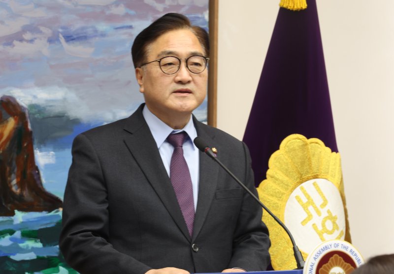 우원식 국회의장이 6일 오후 서울 여의도 국회에서 '윤석열 대통령 국회 방문' 등 현안 관련 긴급 담화문을 발표하고 있다. 뉴시스