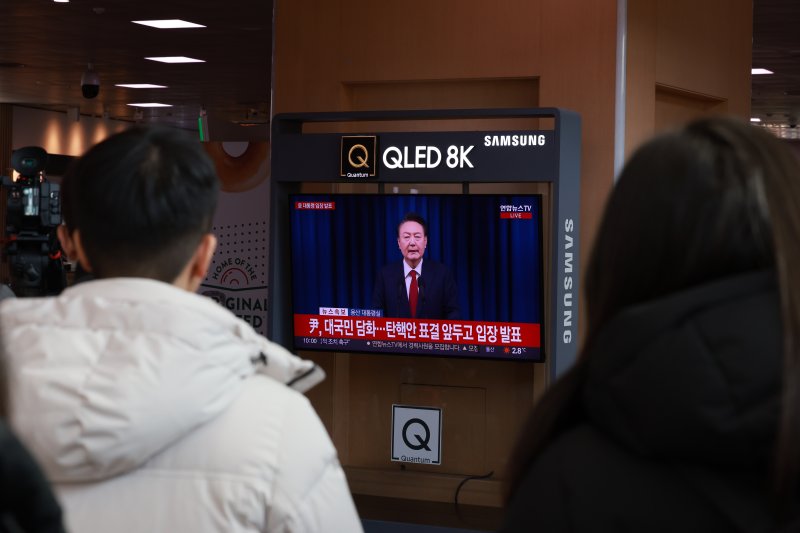 윤석열 대통령 탄핵소추안 표결이 예정된 7일 오전 서울역 대기실에서 시민들이 대국민 담화 중계를 지켜보고 있다. /사진=연합뉴스