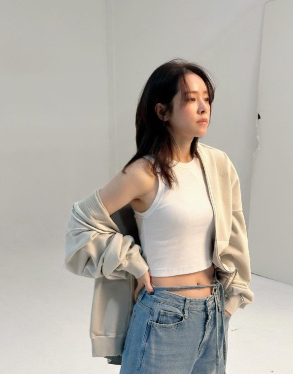 '최정훈♥' 한지민, 42세에 교복 패션 완벽 소화…과감 포즈 [N샷]