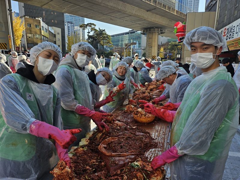 김장 김치를 담그는 온종합병원과 그린닥터스 관계자들. 온종합병원 제공