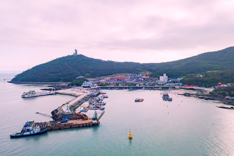 전남 해남군이 연말연시를 맞아 땅끝을 찾는 여행객을 위해 주요 관광 명소 홍보와 함께 해넘이·해맞이 축제 등 행사 안내에 나섰다. 사진은 바다 쪽에서 바라본 땅끝마을 전경. 해남군 제공