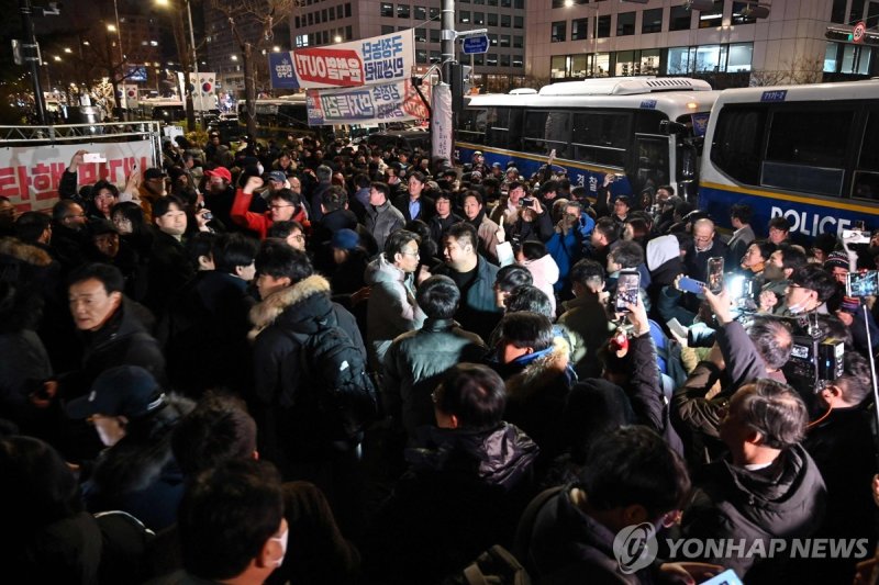 국회의사당 앞에 몰려든 계엄 반대 인파 (출처=연합뉴스)