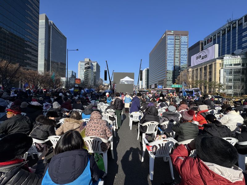 7일 서울 광화문역 앞에 윤석열 대통령의 탄핵을 반대하는 집회 참가자들이 모여있다./사진=정원일 기자