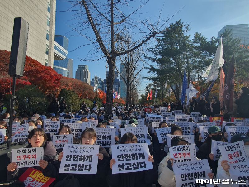 7일 오후 대학가 시국선언 제언자 일동이 서울 여의도 산업은행 본사 앞에서 시국선언을 하고 있다./사진=김동규 기자