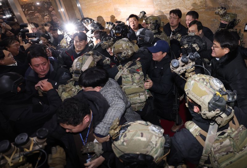 윤석열 대통령이 긴급 대국민 담화를 통해 비상계엄령을 발표한 가운데 4일 서울 여의도 국회 내부로 계엄군이 진입하자 보좌진들과 충돌하고 있다. 뉴시스