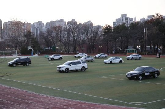 "尹대통령 막아라"..국회 광장에 헬기 착륙 방지 대형버스 배치