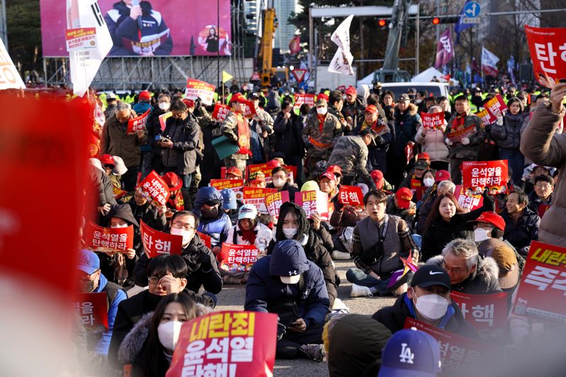 7일 윤석열 대통령 탄핵소추안 표결을 약 1시간 앞둔 서울 여의도 국회 정문 앞에서 시위대가 '내란죄 윤석열은 즉각 퇴진하라' '내란죄 윤석열을 즉각 체포하라' '윤석열을 탄핵하라' '불안해서 못살겠다' '국민이 이긴다 정의가 이긴다' 등의 구호를 외치고 있다. 사진=박문수 기자