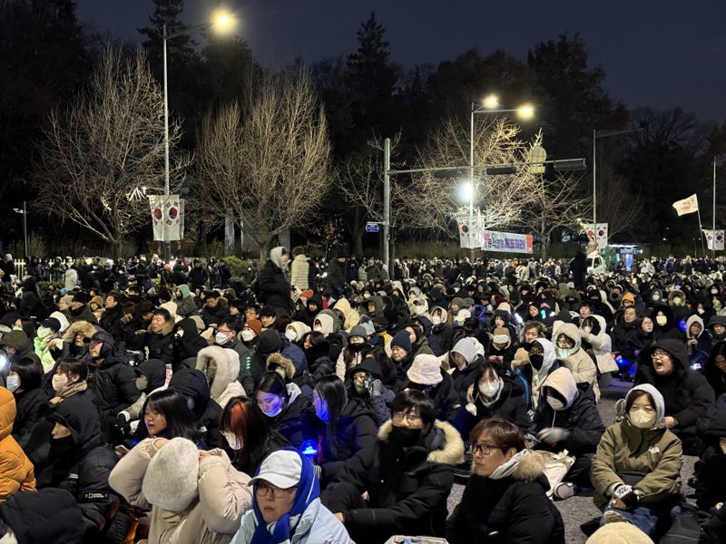 [르포]'윤석열 탄핵 불성립' 시민들 분노 "계엄군 보고도 이런 결과가"