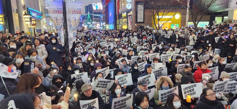 날씨도 막지 못한 '윤석열 대통령 퇴진·탄핵' 촉구