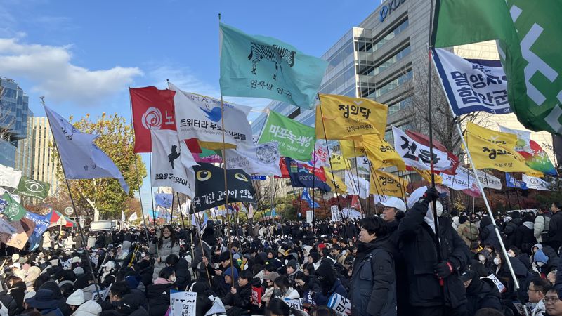 [영상] 전국 각지서 여의도 운집...탄핵안 부결에 시민들 탄식