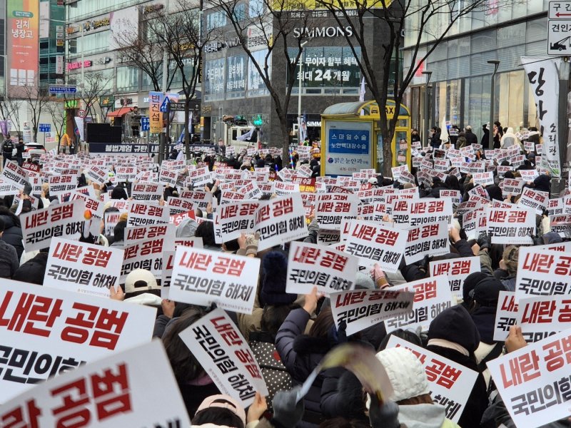 대전 서구 갤러리아타임월드 앞에 모인 윤석열정권퇴진 대전운동본부(이하 운동본부)가 주최한 집회에 참여한 4000여 명의 시민들은 일제히 '윤석열 탄핵', '국민의힘 해체'를 외쳤다.