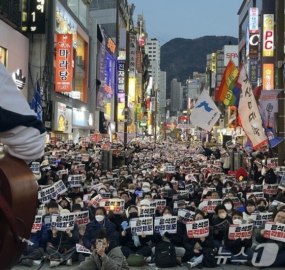 7일 부산 부산진구 쥬디스태화 앞에서 열린 '윤석열 대통령 즉각 퇴진 대회'에서 시민들이 윤 대통령의 퇴진을 촉구하고 있다.2024.12.7/ⓒ News1 장광일 기자