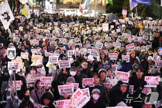 윤석열 대통령 탄핵소추안 표결이 진행 중인 7일 오후 제주시청 앞에서 '윤석열 정권퇴진·한국사회대전환 제주행동' 주최의 윤석열 퇴진 촉구 집회가 열리고 있다. 2024.12.7/뉴스1 ⓒ News1 강승남 기자