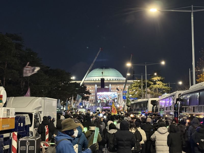 [영상] 전국 각지서 여의도 운집...탄핵안 부결에 시민들 탄식