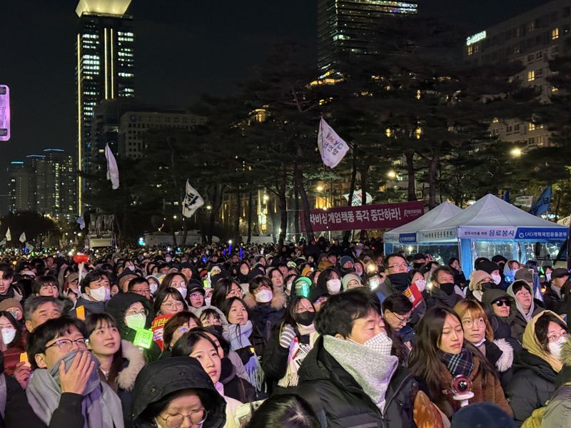 7일 오후 윤석열 대통령에 대한 탄핵소추안 표결을 앞두고, 국회가 있는 여의도 곳곳에서는 윤석열 대통령의 퇴진을 촉구하는 대규모 집회가 열렸다.