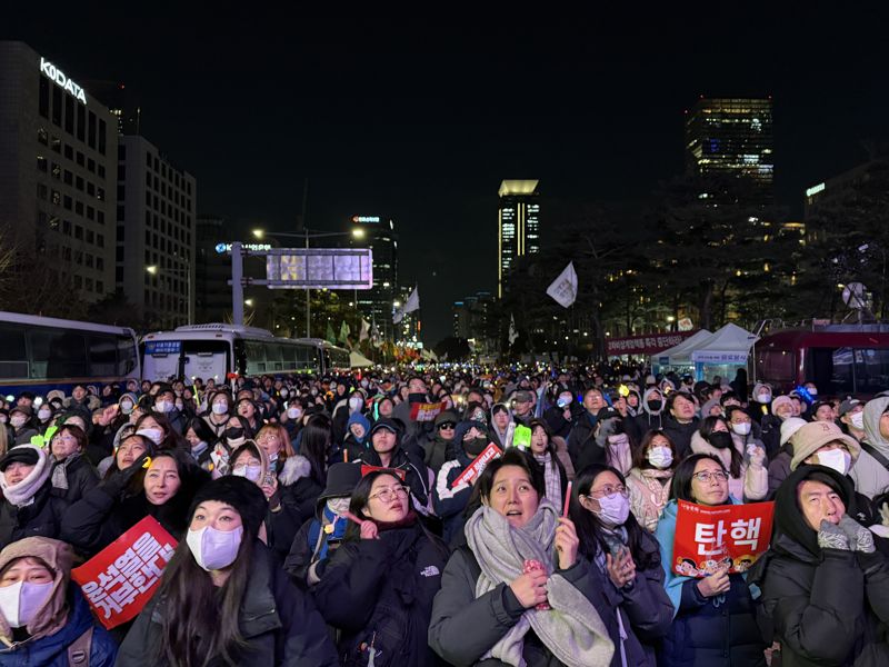 '내란죄 윤석열 퇴진! 국민주권 실현! 사회대개혁! 범국민촛불대행진'에 참여한 시민들은 윤석열 대통령 탄핵소추안 본회의 투표에서 여당에서 안철수 의원을 제외한 의원들이 퇴장했다는 소식을 듣자 놀라고 있다. 이내 시민들은 국민의힘 의원들의 본회의 참석을 외쳤다. 사진=최기원 PD