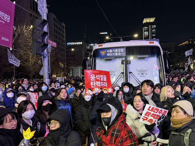 7일 오후 윤석열 대통령에 대한 탄핵소추안 표결을 앞두고, 국회가 있는 여의도 곳곳에서는 윤석열 대통령의 퇴진을 촉구하는 대규모 집회가 열렸다.