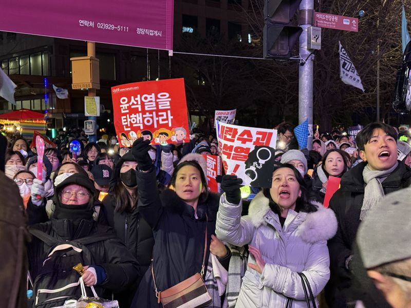 7일 오후 윤석열 대통령에 대한 탄핵소추안 표결을 앞두고, 국회가 있는 여의도 곳곳에서는 윤석열 대통령의 퇴진을 촉구하는 대규모 집회가 열렸다.