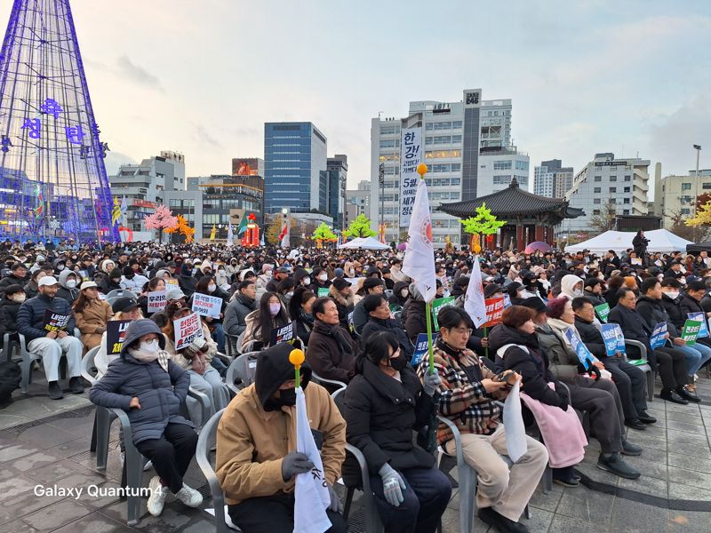 광주시민들, 윤석열 대통령 탄핵안 표결 무산에 "참담"...표결 집단 거부한 국민의힘에 "분노"