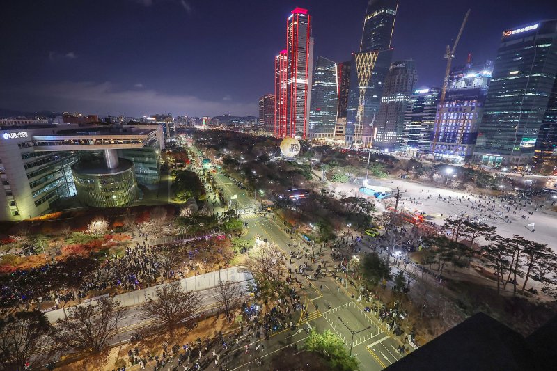 우원식 국회의장과 박찬대 더불어민주당 원내대표와 정명호 의사국장이 7일 오후 서울 여의도 국회 본회의에서 윤석열 대통령 탄핵소추안 투표를 앞두고 국민의힘 의원들이 퇴장한 가운데 논의하고 있다. 2024.12.7/뉴스1 ⓒ News1 김진환 기자