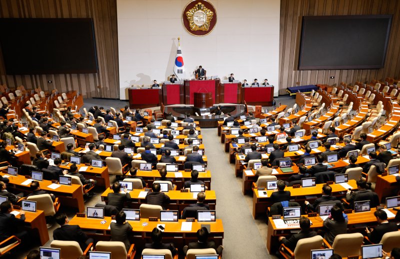 7일 오후 서울 여의도 국회 본회의장에서 윤석열 대통령 탄핵소추안이 의결 정족수 195명으로 미달, 투표 불성립으로 인해 폐기되고 있다. 2024.12.7/뉴스1 ⓒ News1 안은나 기자