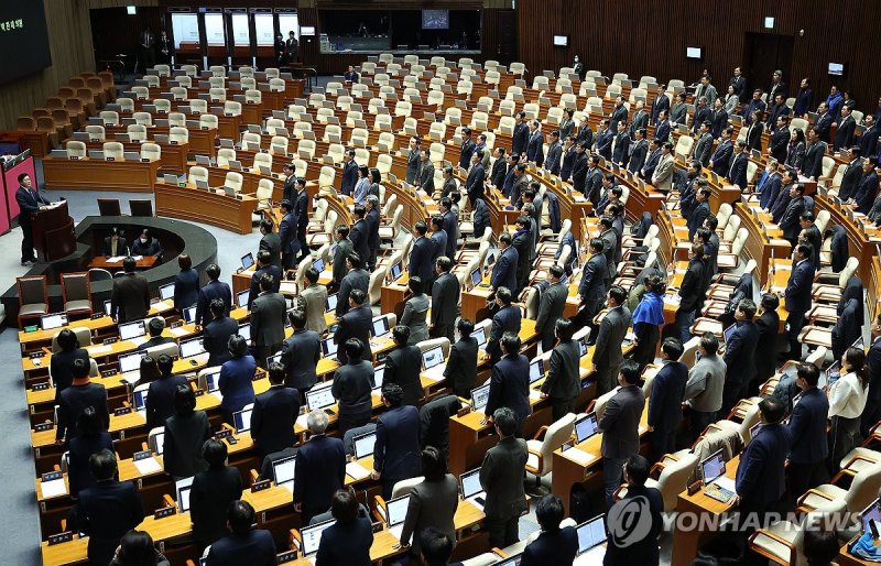 비상계엄 해제 찬성한 여당 의원 부르는 야당 (출처=연합뉴스)