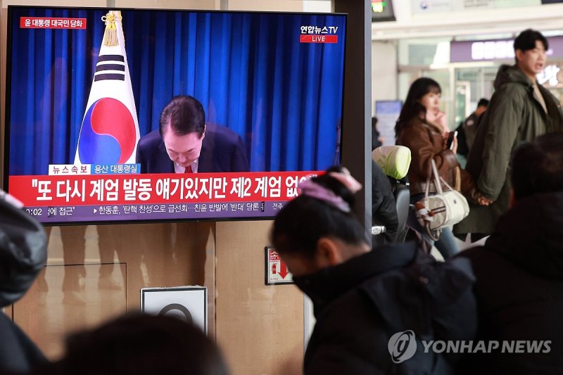 고개 숙이는 윤석열 대통령 (출처=연합뉴스)