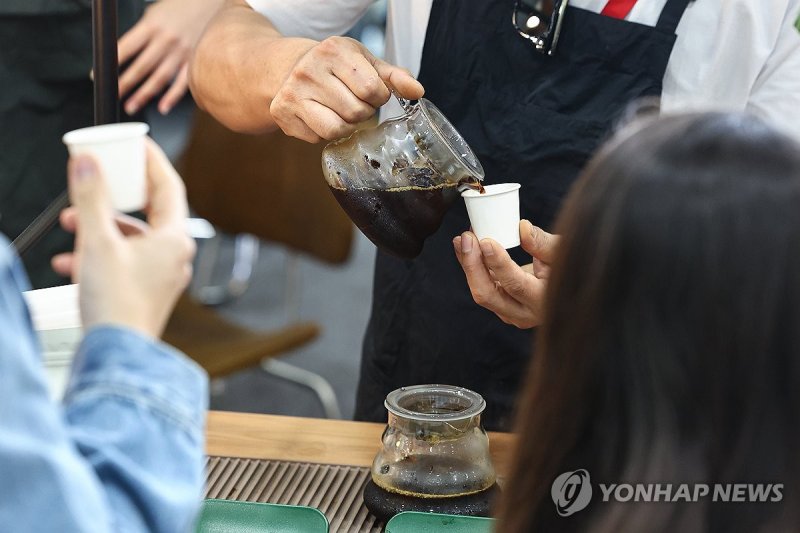 '커피 시음하세요' (출처=연합뉴스)
