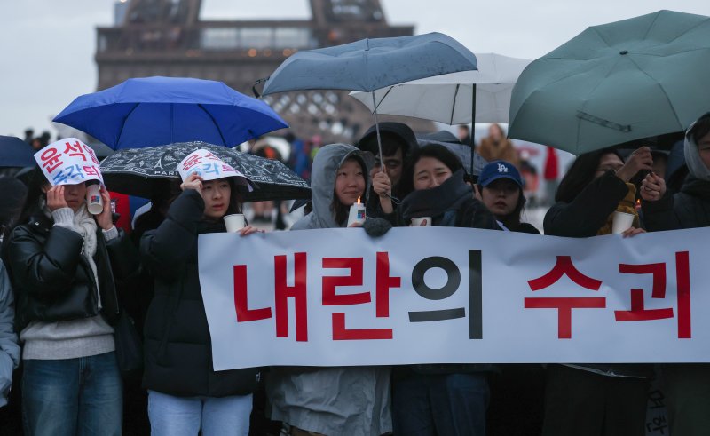 7일(현지시간) 프랑스 파리 트로카데로 인권광장에서 현지 교민과 유학생들이 윤석열 대통령의 탄핵을 촉구하는 집회를 하고 있다. 2024.12.8/뉴스1 ⓒ News1 이준성 기자