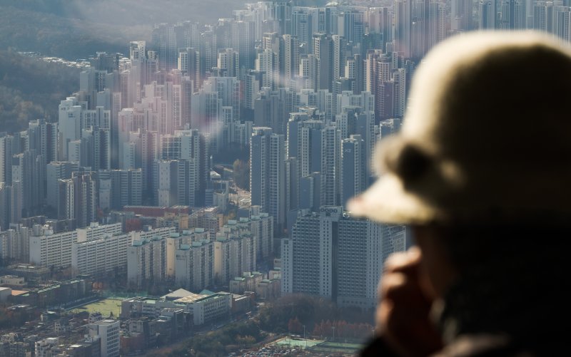 지난 5일 서울 송파구 롯데월드타워 서울 스카이에서 아파트 밀집 지역이 보이고 있다. 뉴시스.