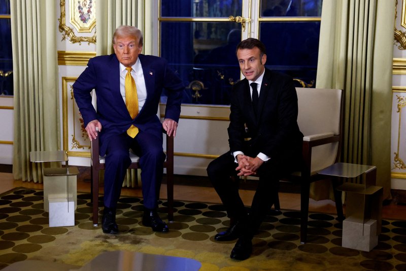 지난해 12월 7일 프랑스 파리 엘리제궁에서 당시 대통령 당선인이었던 도널드 트럼프(왼쪽)와 에마뉘엘 마크롱 프랑스 대통령이 함께 대화하고 있다.로이터연합뉴스