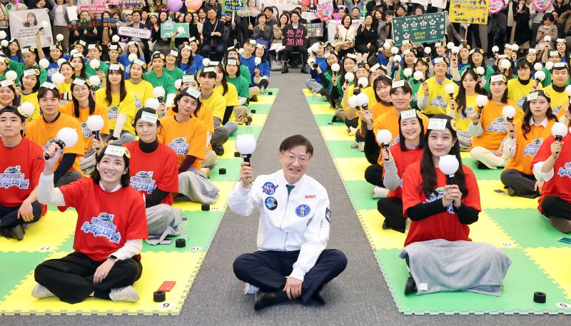 하나은행은 지난 6일 서울 중구 하나금융그룹 명동사옥에서 전국 외국환 우수직원들이 참여하는 외국환 지식경연 대회인 제 19회 '2024 외국환 골든벨' 결선행사를 진행했다고 8일 밝혔다. 이승열 하나은행장(사진 가운데)이 대회에 참여한 직원들과 함께 응원 포즈를 취하고 있다. 하나은행 제공