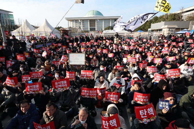 윤 대통령 '탄핵' 불발…관심 檢·警·공수처 '내란죄' 수사로