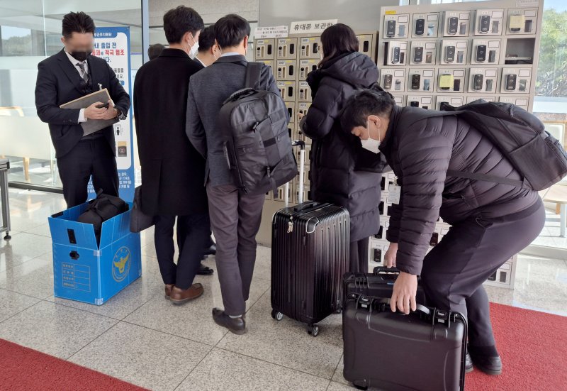 국방부, 국방장관 집무실 압수수색… "수사 적극 협조"