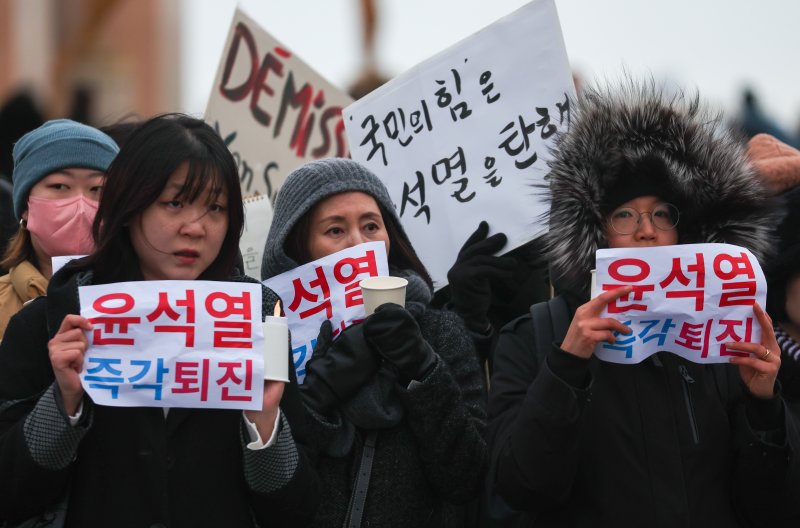 7일(현지시간) 프랑스 파리 트로카데로 인권광장에서 현지 교민과 유학생들이 윤석열 대통령의 탄핵을 촉구하는 집회를 하고 있다. 2024.12.8/뉴스1 ⓒ News1 이준성 기자