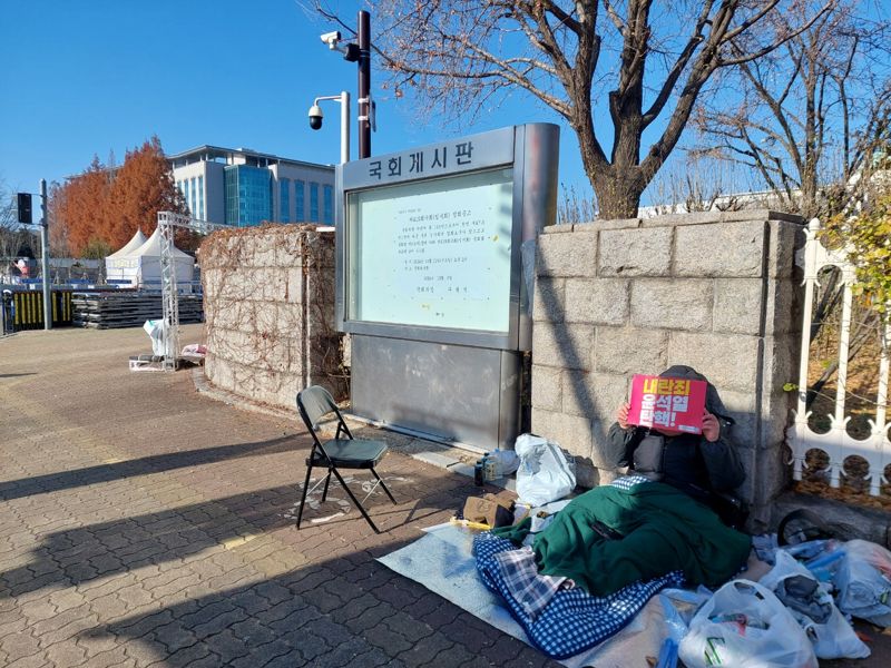 "화가 나 밤샜어요" '윤석열 탄핵' 집회 다음날, 뜬눈으로 지새운 시민들