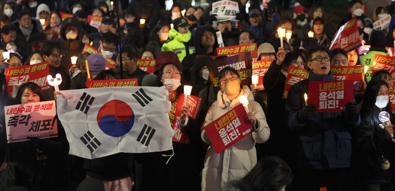 지난 6일 서울 여의도 국회의사당 앞에서 열린 촛불집회에 참가한 시민들이 윤석열 대통령 퇴진을 촉구하고 있다. 사진=뉴시스